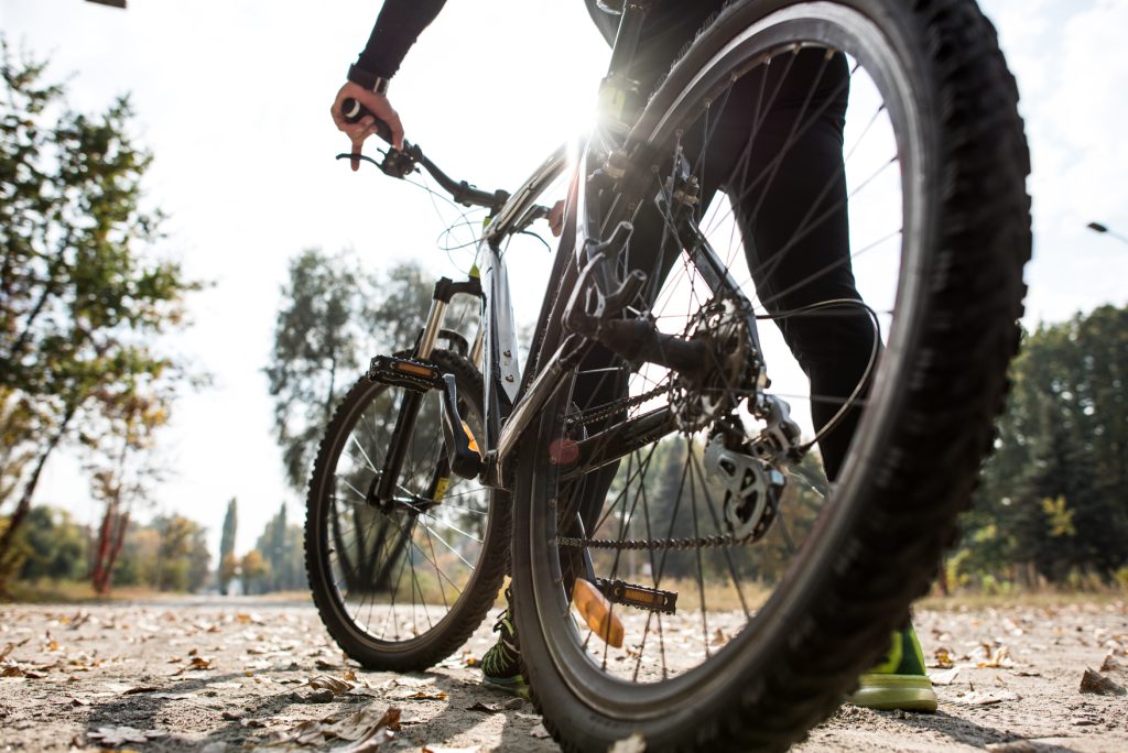 Servicio de cambio y reparación de neumáticos de bicicletas en Neumáticos Alejandro Guerrero.